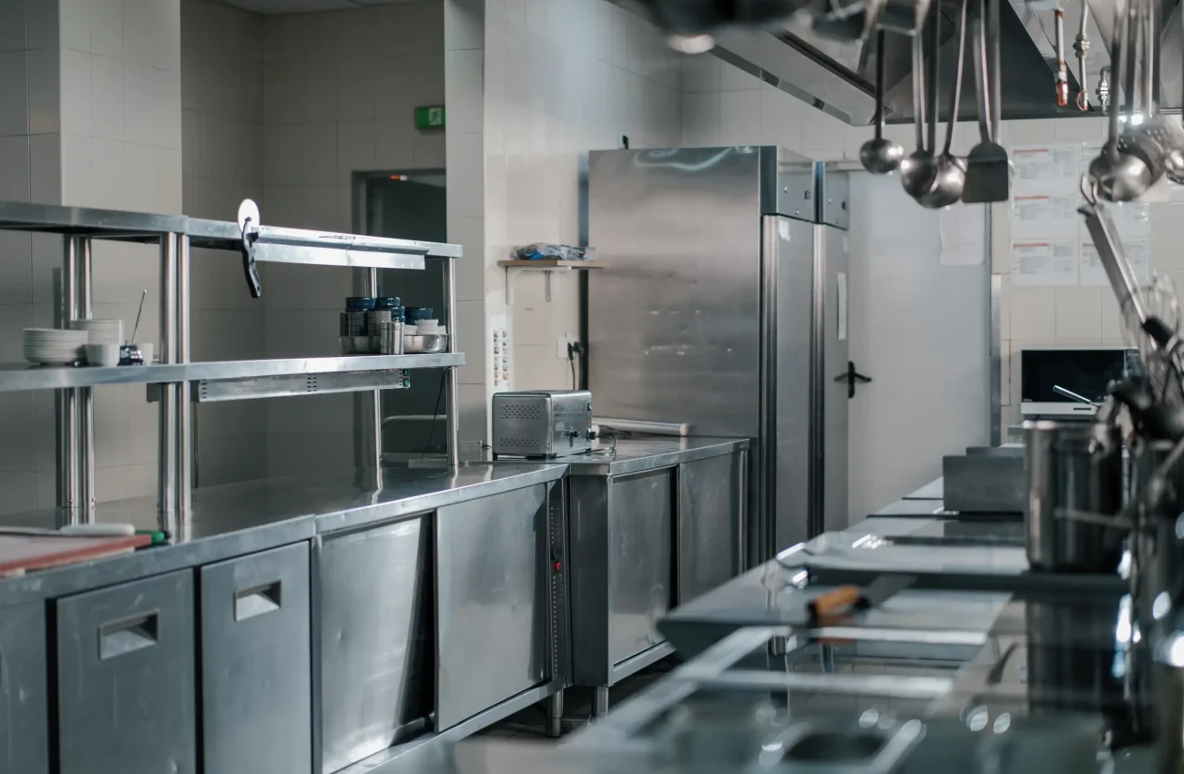 professional-kitchen-in-hotel-restaurant-kitchen-u-2026-01-07-06-27-21-utc